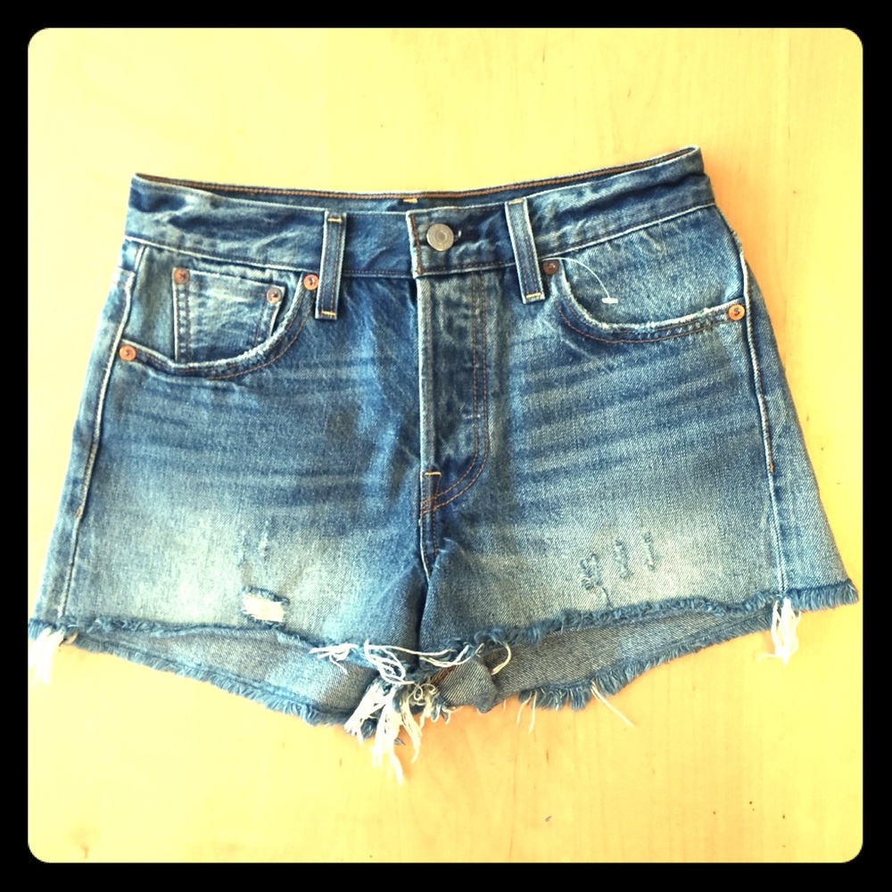 LEVI’s wedgie cut off denim shorts